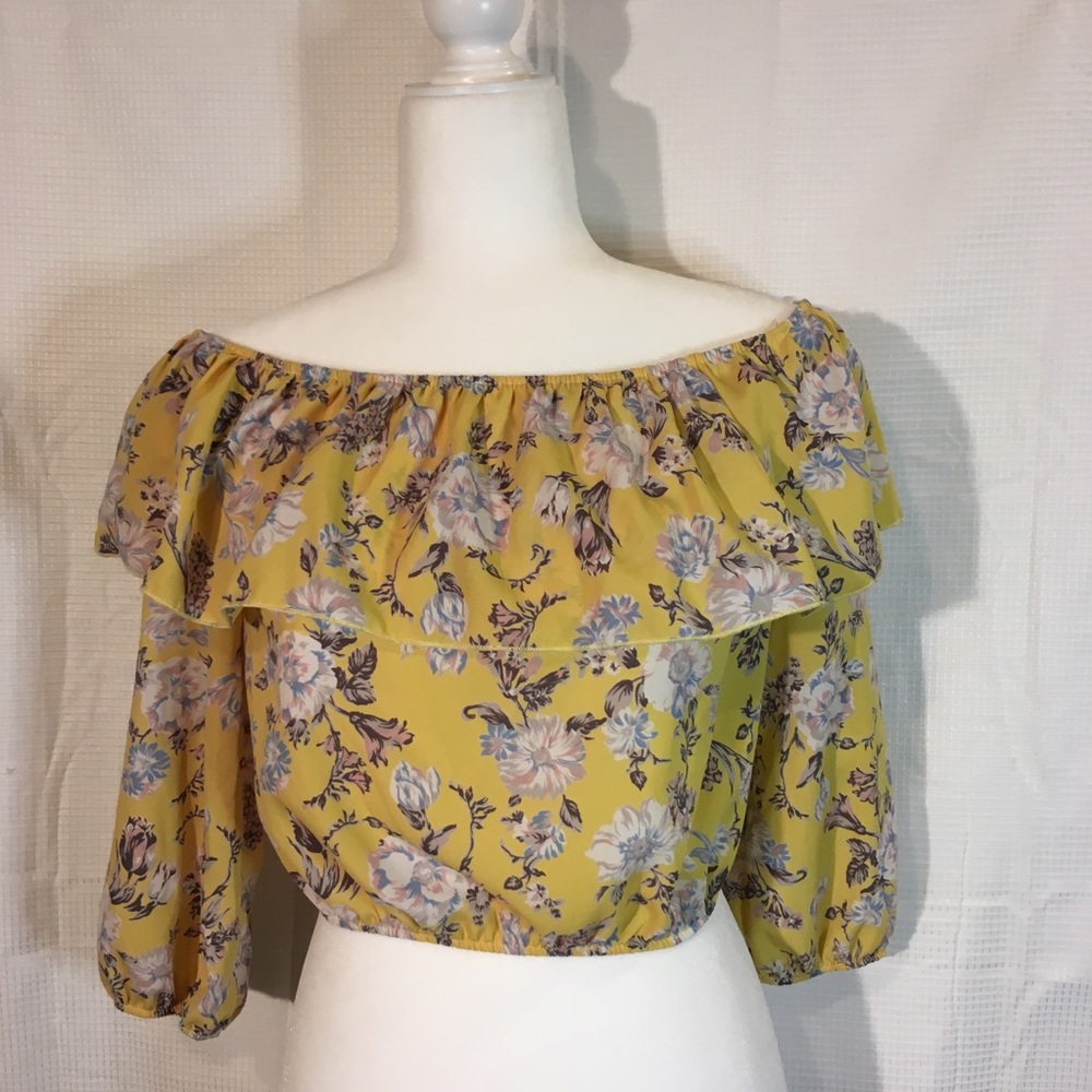elleCLO No Shoulder Ruffle Crop Top